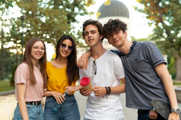 Grupo de amigos passando um tempo juntos ao ar livre no parque