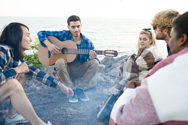 Grupo de amigos perto da praia