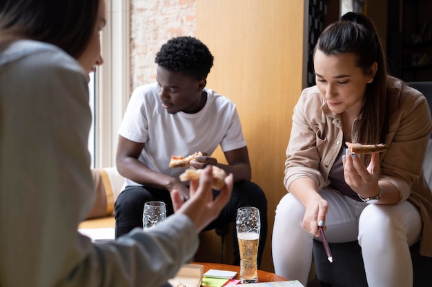 Foto grátis grupo de amigos planejando uma viagem em um café