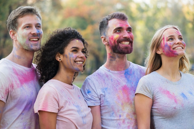 Grupo de amigos posando enquanto olhando para longe