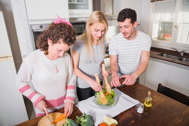 Foto grátis grupo de amigos preparando o café da manhã juntos