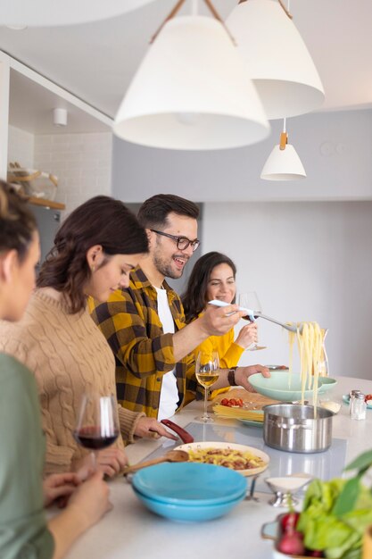 Grupo de amigos preparando refeição na cozinha