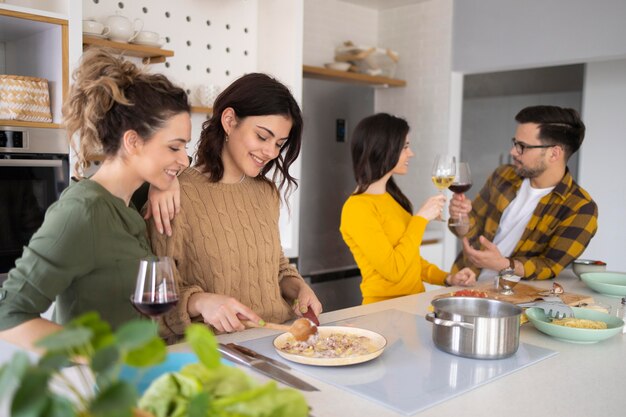 Grupo de amigos preparando refeição na cozinha