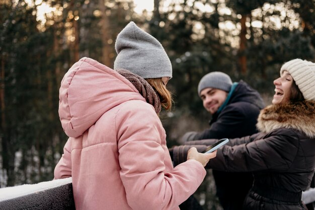 Grupo de amigos se divertindo ao ar livre no inverno