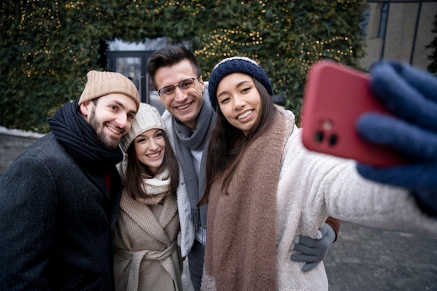 Grupo de amigos tirando uma selfie juntos ao ar livre