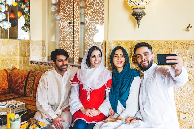 Grupo de amigos tomando selfie no restaurante árabe