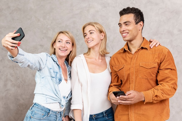 Foto grátis grupo de amigos tomando uma selfie