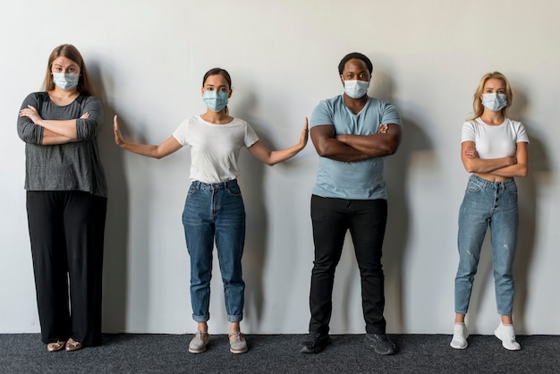 Foto grátis grupo de amigos usando máscaras