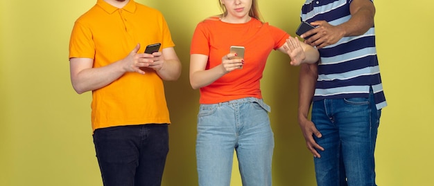 Grupo de amigos usando smartphones móveis. dependência dos adolescentes às novas tendências tecnológicas. fechar-se.