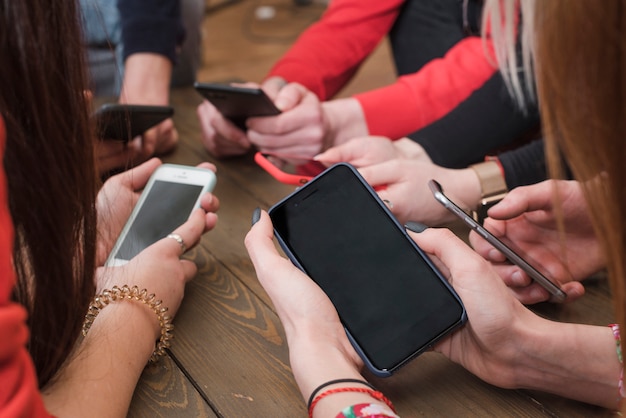 Grupo de amigos usando smartphones