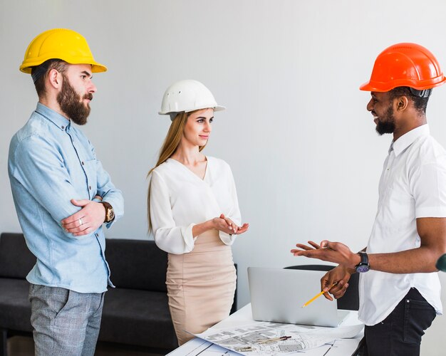 Grupo de arquiteto, discutindo o plano no escritório