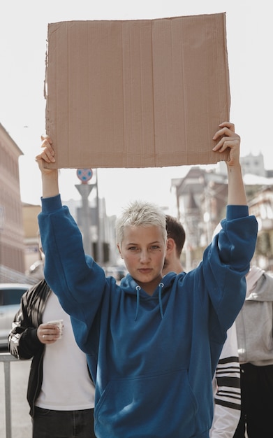 Foto grátis grupo de ativistas dando slogans em um comício