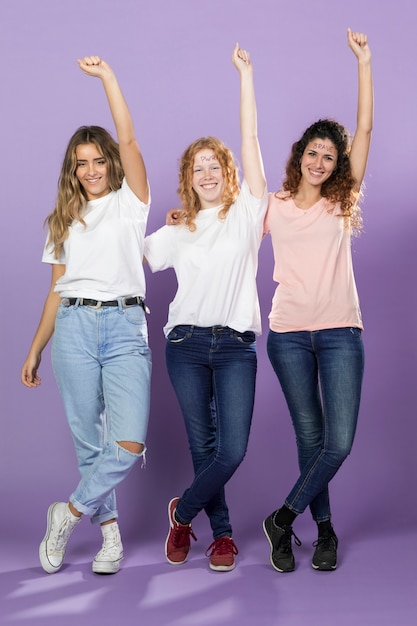 Foto grátis grupo de ativistas do sexo feminino posando juntos