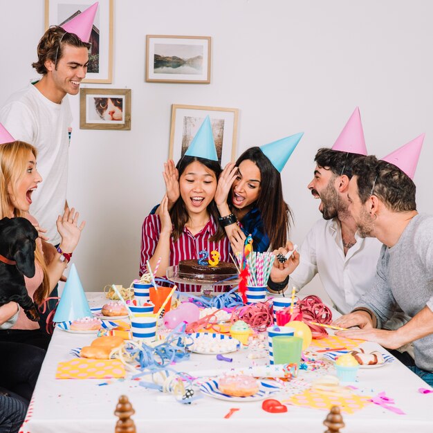 Grupo de bons amigos comemorando uma festa de aniversário