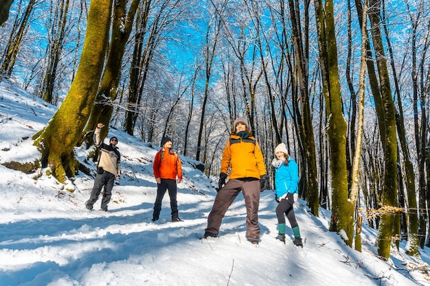 Grupo de caminhantes em uma floresta nevada do parque natural artikutza, no país basco, espanha