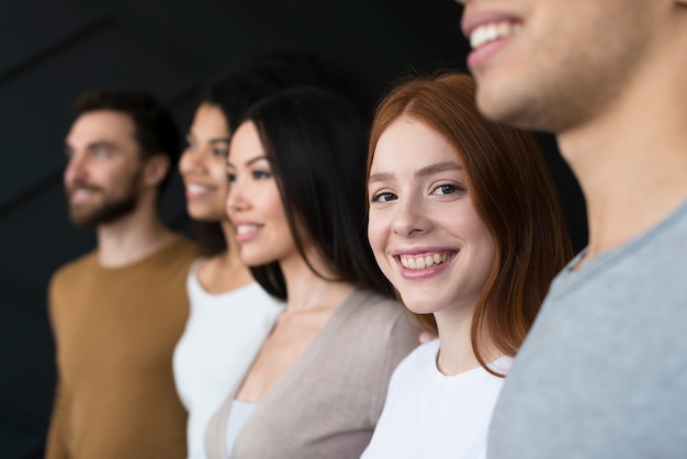 Foto grátis grupo de close-up de jovens sorrindo