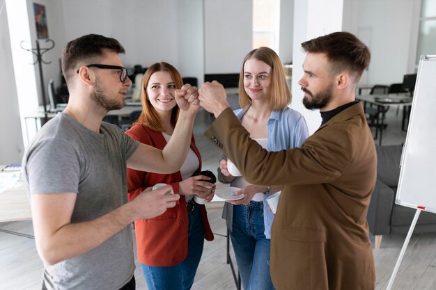 Grupo de colegas de trabalho conversando no escritório