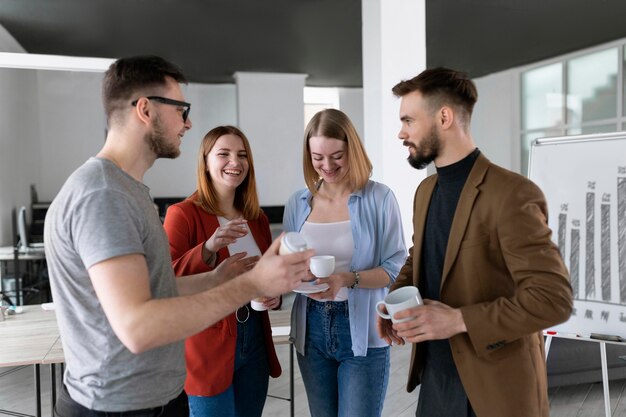 Grupo de colegas de trabalho conversando no escritório