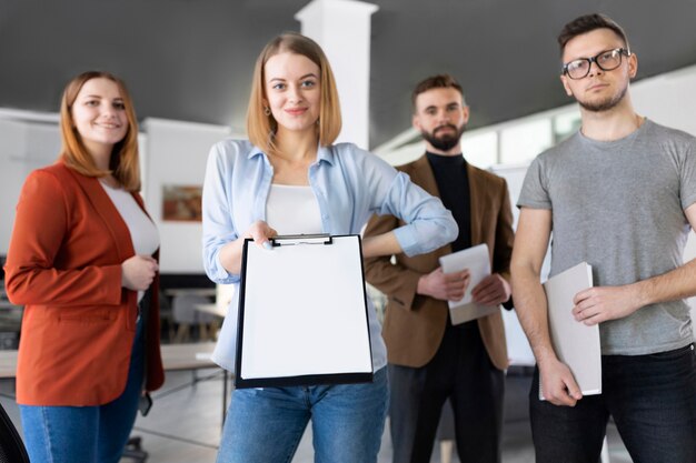 Grupo de colegas de trabalho posando no escritório