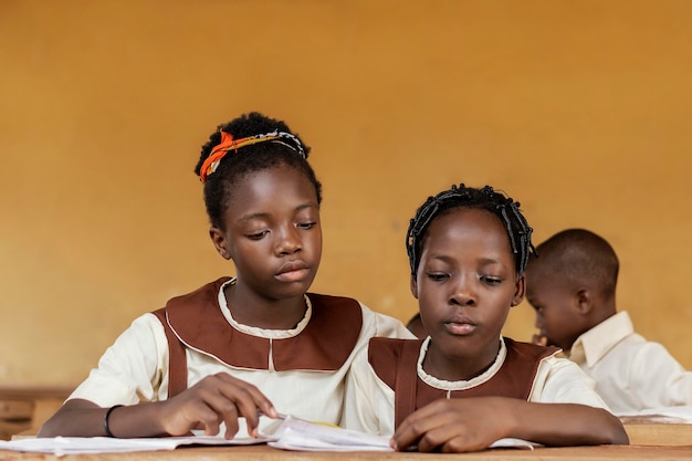 Grupo de crianças africanas aprendendo juntos