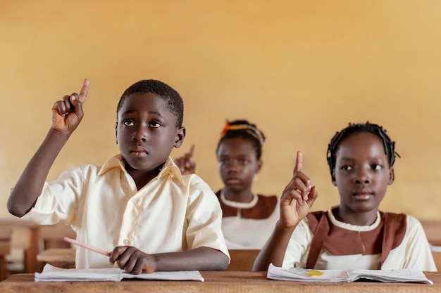 Grupo de crianças africanas na sala de aula