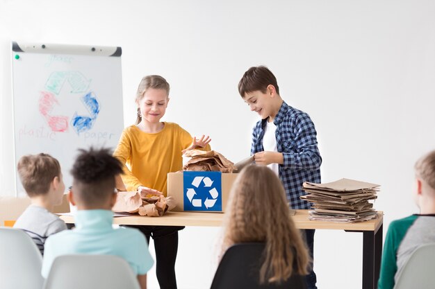 Grupo de crianças aprendendo a reciclar