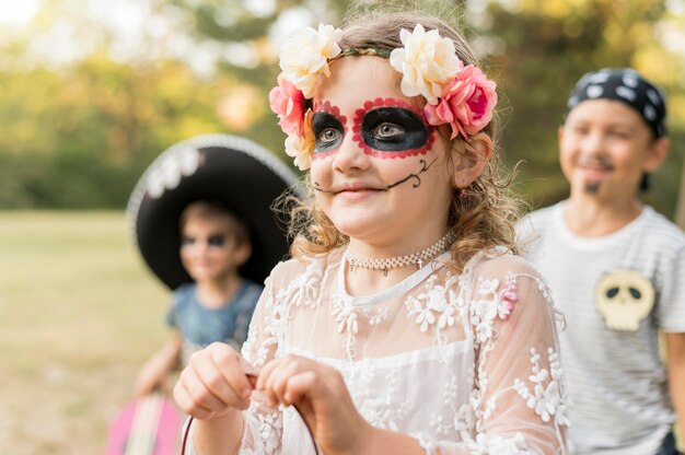 Grupo de crianças costumava para o halloween