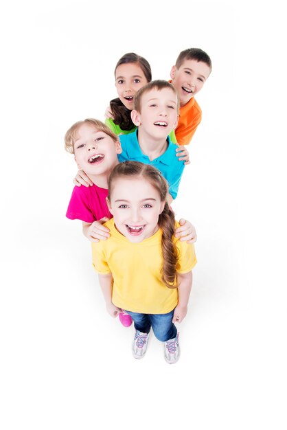Grupo de crianças felizes em camisetas coloridas juntos. Vista do topo. Isolado no branco.