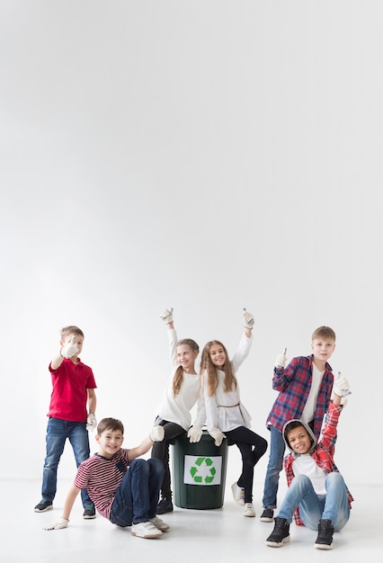 Foto grátis grupo de crianças felizes em reciclar juntos