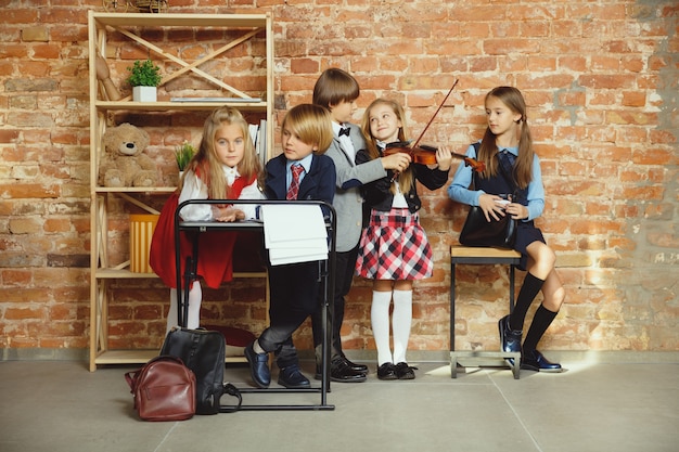 Grupo de crianças que passam um tempo juntos depois da escola.