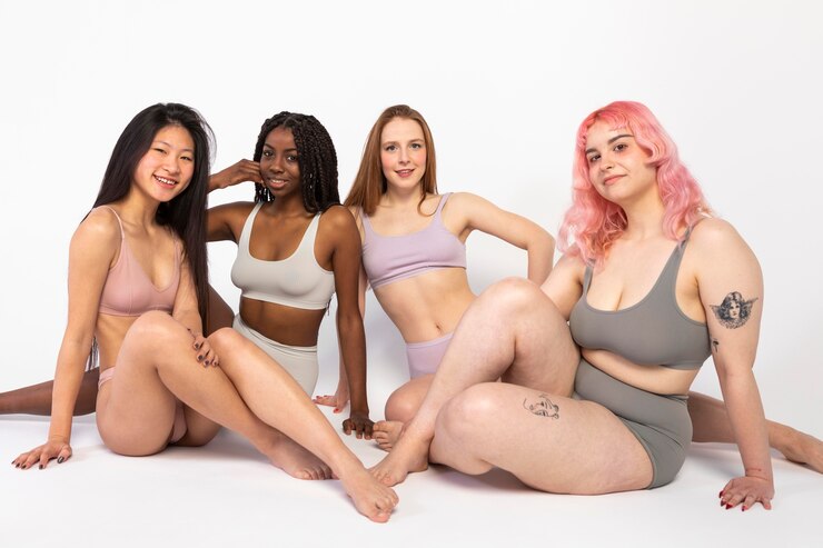 Foto grátis grupo de diferentes mulheres bonitas mostrando diferentes tipos de beleza