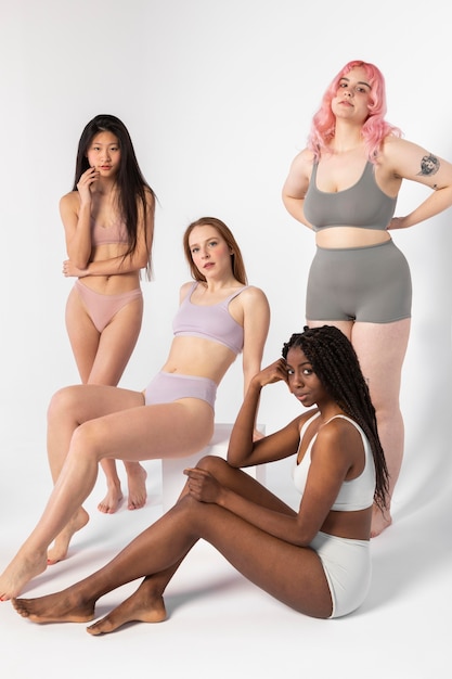 Grupo de diferentes mulheres bonitas mostrando diferentes tipos de beleza