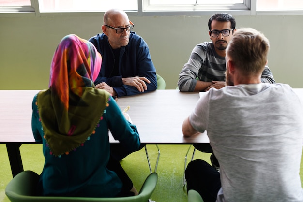 Foto grátis grupo de diversas pessoas participando do curso de negócios de inicialização