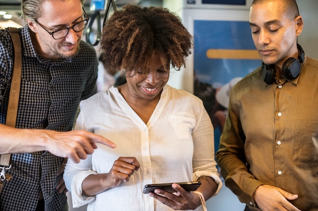 Grupo de diversas pessoas usando um smartphone