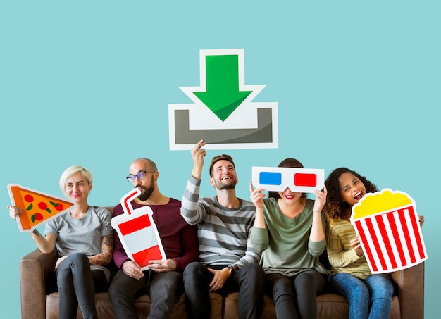 Grupo de diversos amigos e conceito de download de filme