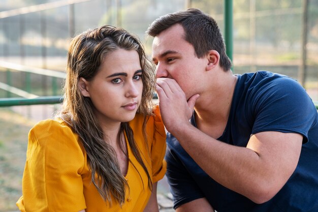 Grupo de dois amigos criticando e julgando outras pessoas