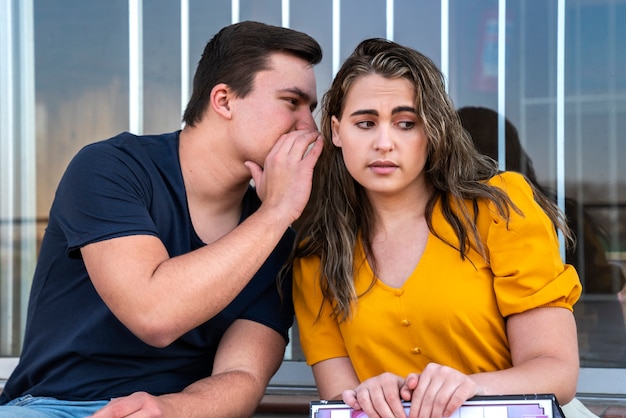 Grupo de dois amigos criticando e julgando outras pessoas