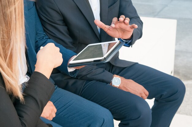 Grupo de empresários assistindo apresentação no tablet