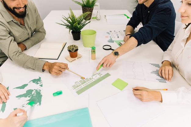 Grupo de empresários fazendo planos de economia de energia no local de trabalho