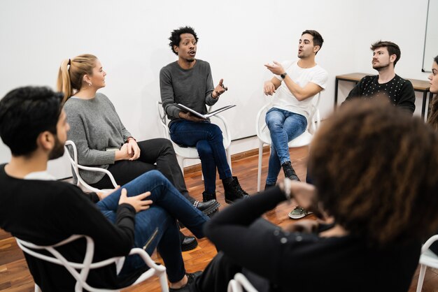 Grupo de empresários multiétnicos criativos, trabalhando em um projeto e tendo uma reunião de brainstorming. Trabalho em equipe e conceito de brainstorming.