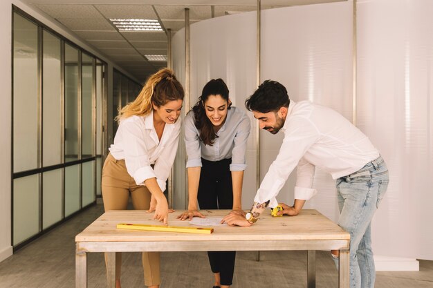 Grupo de engenheiros que trabalham na mesa