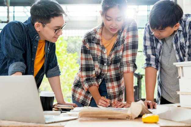 Grupo de equipe de design de interiores de arquiteto asiático inteligente, consultoria com engenheiro de construção, reunião de brainstrom com projeto de casa e maquete de casa em fundo de estrutura de renovação de casa