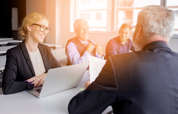 Grupo de equipe de negócios bem sucedidos no local de trabalho