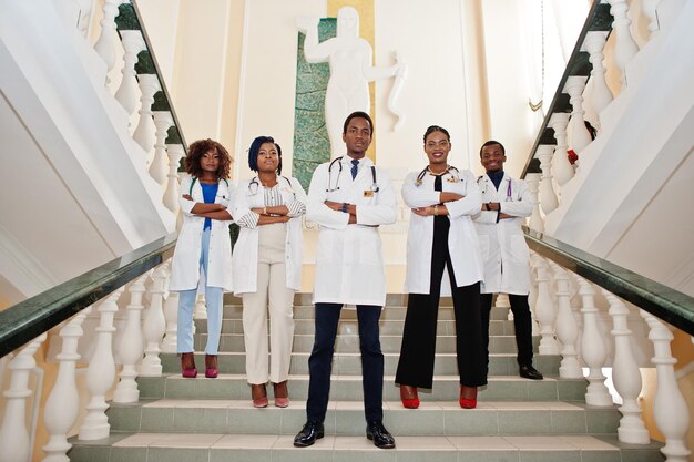 Grupo de estudantes de médicos africanos dentro da universidade médica