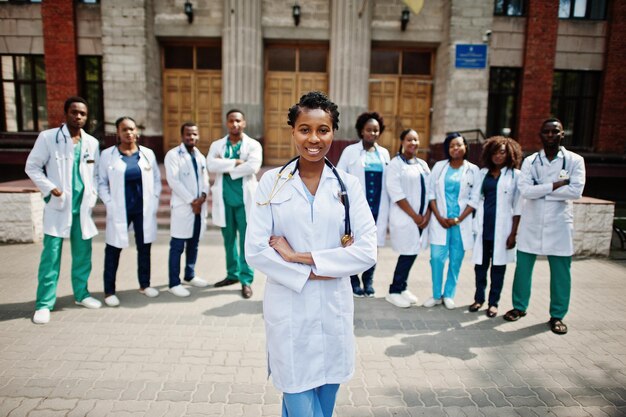 Grupo de estudantes de médicos africanos perto da universidade médica ao ar livre