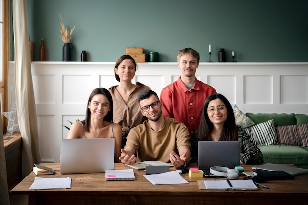 Grupo de estudo aprendendo com laptops e notebooks em uma biblioteca