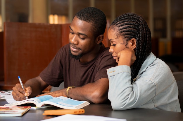 Foto grátis grupo de estudo de povos africanos