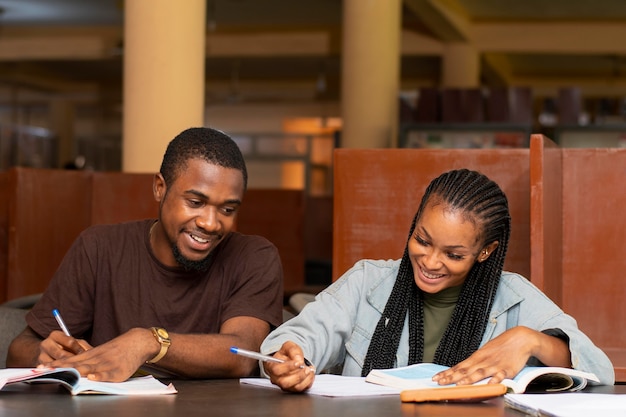 Foto grátis grupo de estudo de povos africanos