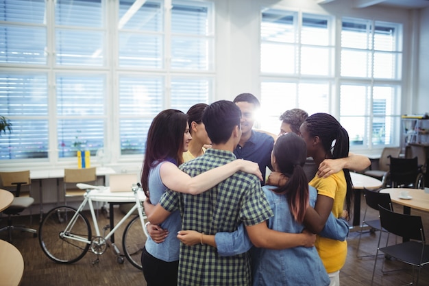 Grupo de executivos que formam huddle