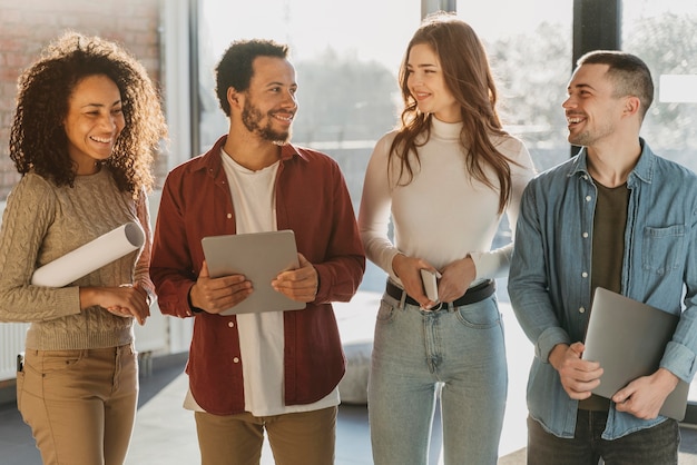 Grupo de executivos reunidos